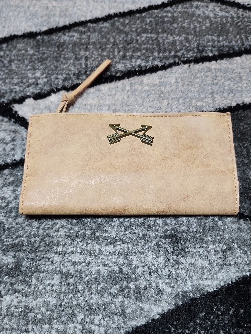 TAN FAUX-LEATHER METAL METALLIC CROSSED-ARROW EMBLEM SNAP-BUTTON BIFOLD WALLET
